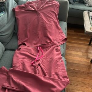 Figs limited breast cancer scrub set